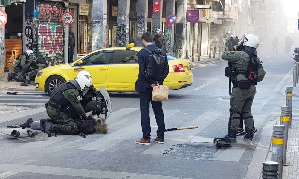 Επεισόδια στο κέντρο της Αθήνας - Τρεις αστυνομικοί τραυματίες